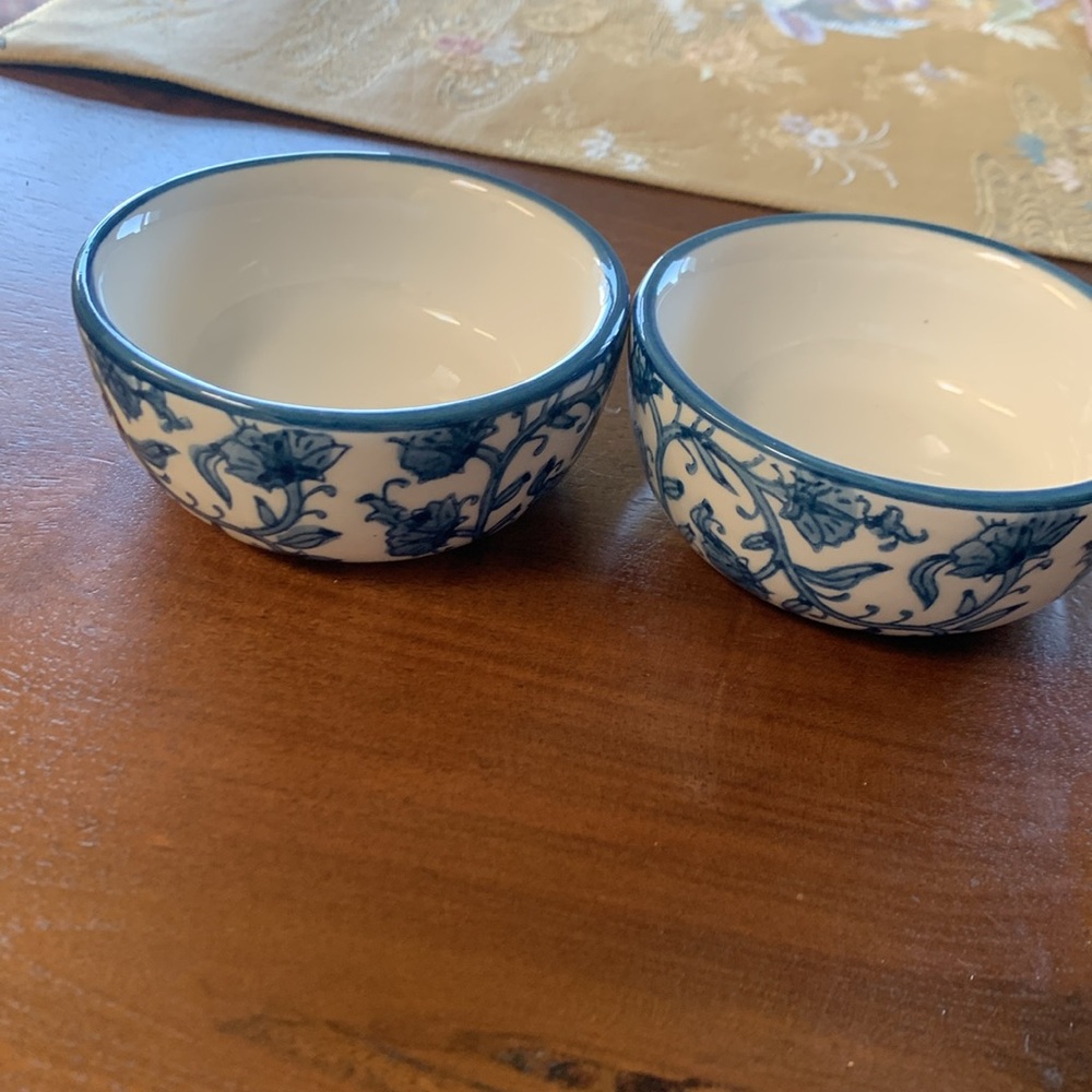 Set of two small nut bowls